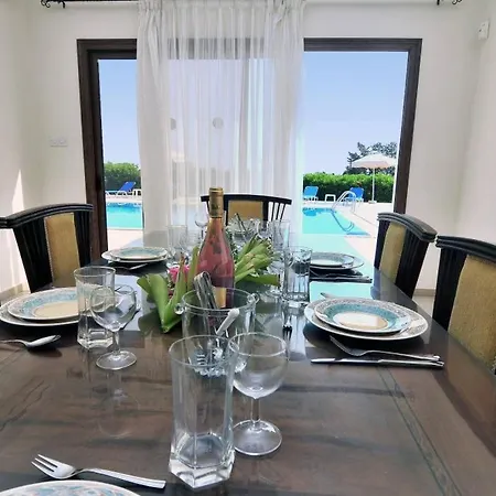 Villa Impressive Large Huge Heated Pool Garden Peyia