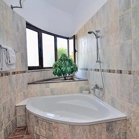 Villa Impressive Large Huge Heated Pool Garden