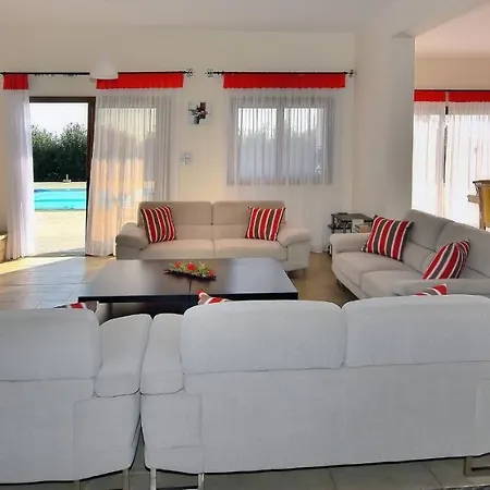 Villa Impressive Large Huge Heated Pool Garden Peyia