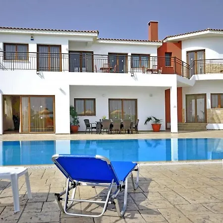 Villa Impressive Large Huge Heated Pool Garden Peyia